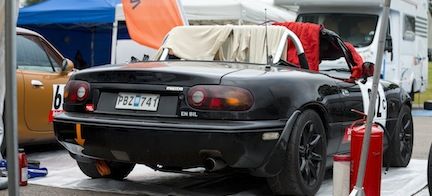 En bil står parkerad i en parkeringsplats. (AI text)