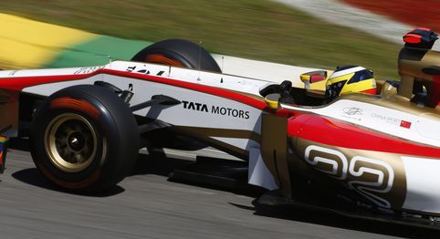 En racebil kör nerför en bana. (AI text)