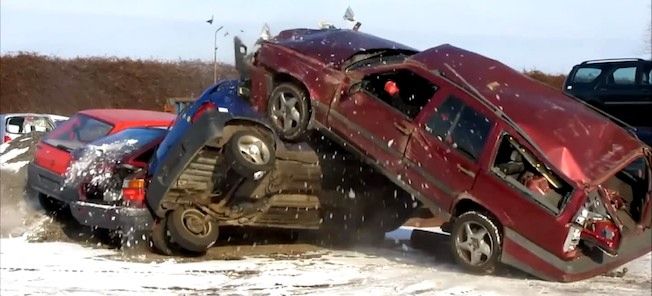 En bil ligger uppochnersad i en snöig åker. (AI text)