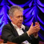 En man och kvinna i en läderstol. (AI text)