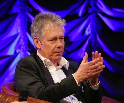 En man och kvinna i en läderstol. (AI text)