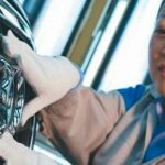 En kvinna arbetar på en bil. (AI text)