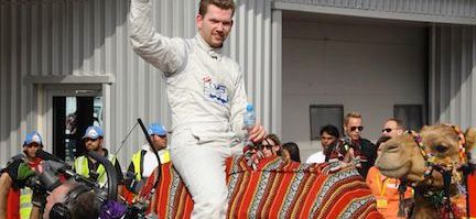 En racerförare på en kamel (AI text)