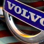 En Volvo-logotyp på en bil med en amerikansk flagga. (AI text)