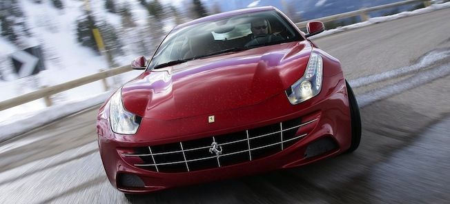 En Ferrari California kör nerför en bergsväg. (AI text)