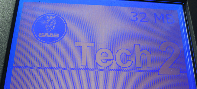 En bil med en blå skärm och en tv. (AI text)