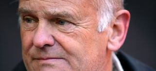 En man i en jacka och en hatt (AI text)