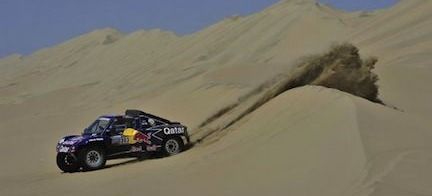 Red Bull:s racingbil kör genom öken. (AI text)