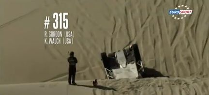 En man står i sanden bredvid en bil. (AI text)