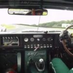 En förare kör en grön bil. (AI text)