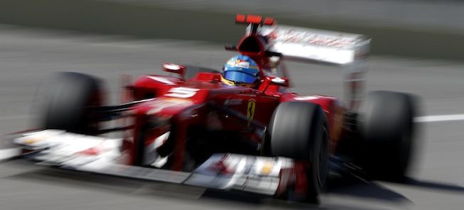 En Ferrari F1-bil i rörelse under en tävling. (AI text)