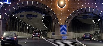 En tunnel där bilar kör genom den. (AI text)