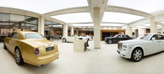 En bilhall med många bilar. (AI text)