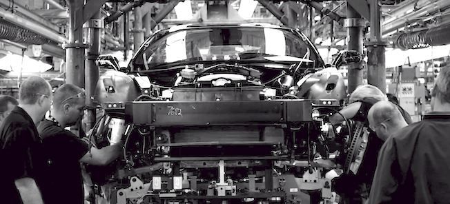 En bil sätts ihop i en fabrik. (AI text)