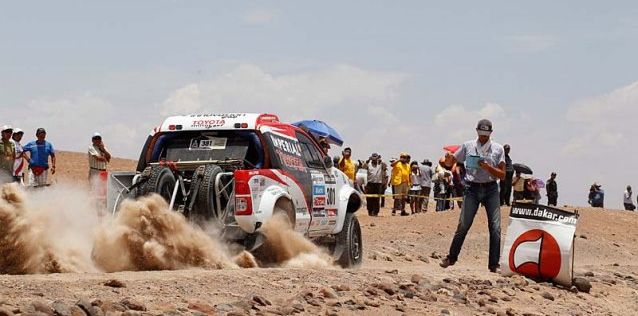 En rallybil kör nedför en grusväg. (AI text)