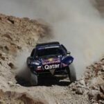 En rallybil kör genom öken. (AI text)