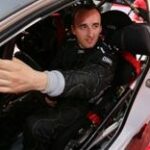 En man i en racebil (AI text)