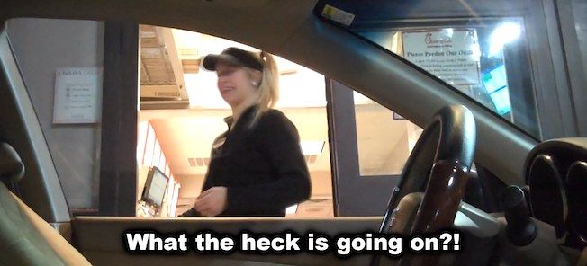 En kvinna sitter i förarsätet i en bil. (AI text)