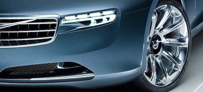 Volvo S90-konceptbils design kombinerar elegans och modernitet med en robust och säker känsla. Carrosseriet har en låg viktcentrering och aerodynamiska drag, vilket bidrar till en optimal förbrukning och prestanda. Inredningen är rymlig och präglad av premium material och finess, vilket skapar en lyxig och bekväm miljö för både förare och passagerare. (AI text)
