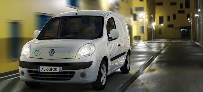 En vit fraktfordon kör ner en gata. (AI text)