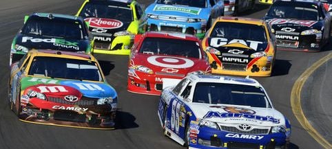 NASCAR-bilar i ett lopp (AI text)