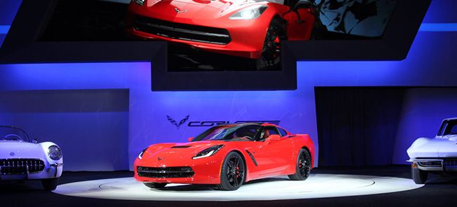 En röd Chevrolet Corvette Stingray visas upp på bilsalongen. (AI text)