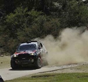 En rallybil körer längs en grusväg. (AI text)