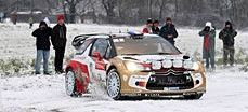 en rallybil körandes genom snön (AI text)