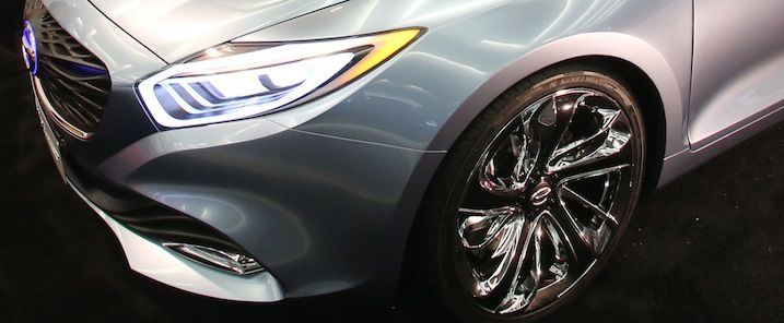 En Mercedes-Benz C-klass sedan på Detroit Auto Show. (AI text)