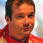 en raceförare i ett rött och vitt racingskjorta (AI text)