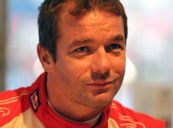 en raceförare i ett rött och vitt racingskjorta (AI text)