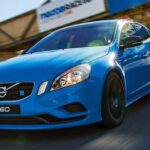 En Volvo V40 GT kör på en racingbana. (AI text)