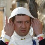 En person klädd i en rallyoverall (AI text)