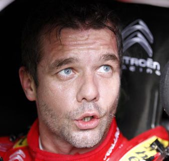 en racer i en röd racerbil (AI text)