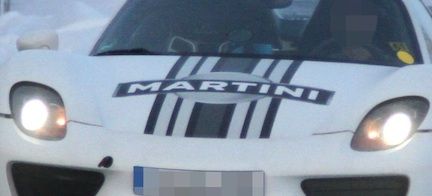 En vit sportbil kör nerför en snöig väg. (AI text)