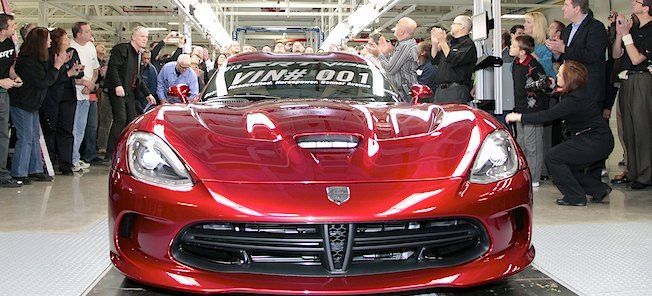 En röd Dodge Viper-sportsbil byggs på fabriken. (AI text)