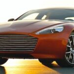 En sportbil parkerad vid en vägkant. (AI text)