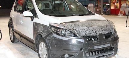 En bil sprayas med färg. (AI text)