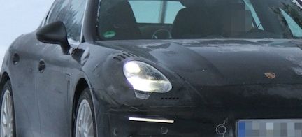 Porsche Cayenne körs på en snöig väg. (AI text)