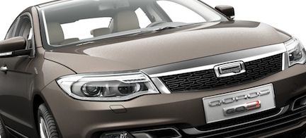 En bil visas mot ett vitt bakgrund. (AI text)