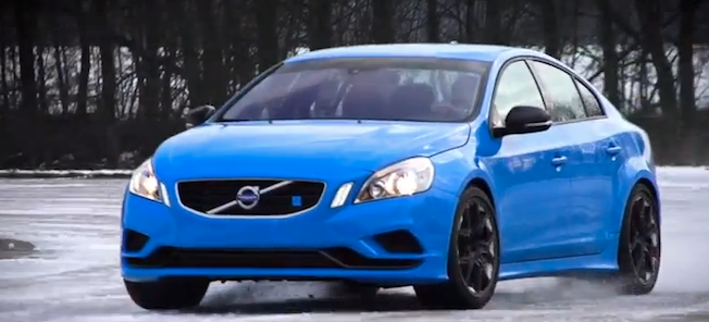 En blå Volvo S60 kör på en snöig väg. (AI text)