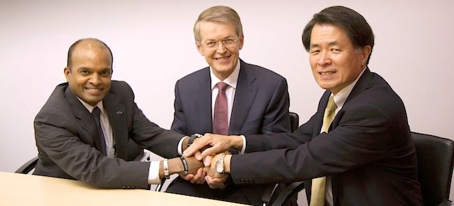 En grupp män i kostym och slips sitter vid en bord. (AI text)