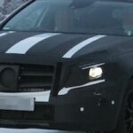 Den nya Mercedes GLA SUV:n ses köra i snön. (AI text)