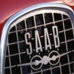 En röd sportbil med en grille. (AI text)