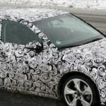 Audi A3 spårats medan den kör på en snöig väg. (AI text)