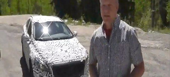 En man står bredvid en bil. (AI text)