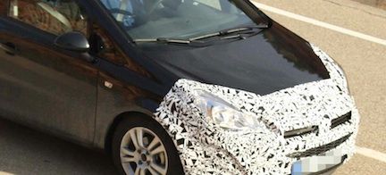 En liten bil står parkerad på en gata. (AI text)