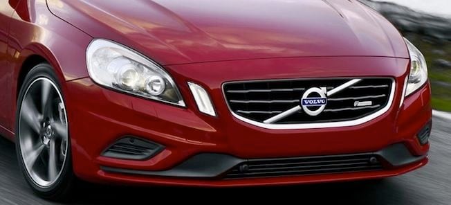 Volvo V40 kör nedför vägen. (AI text)