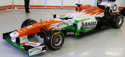 En racebil i ett garage (AI text)