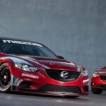 Två Mazda-bilar i en garage. (AI text)